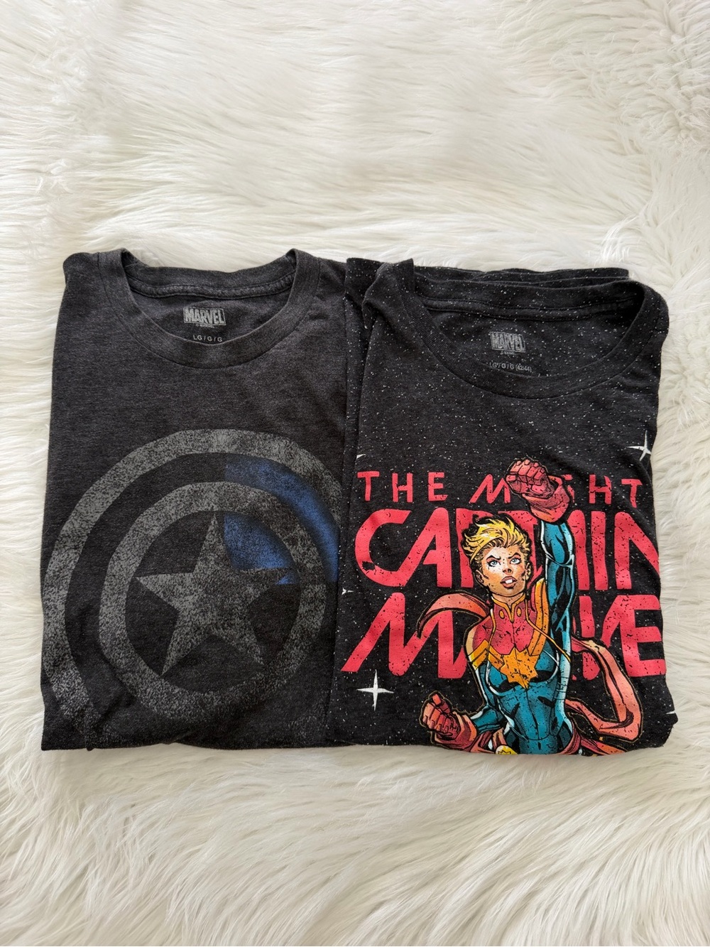 Marvel-Two Captain T-shirts Sz L